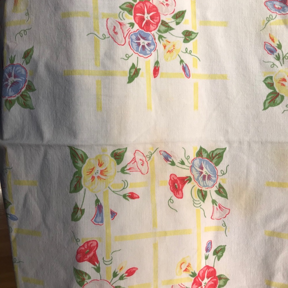 Vintage Tablecloth red, blue, yellow petunias, - Picture 5 of 6
